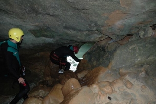 Cueva en un barranco.jpg